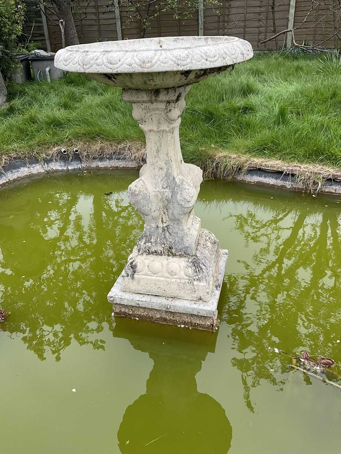 Old reconstituted stone garden fountain with circular bowl on pedestal base with lions to each corne - Image 2 of 3