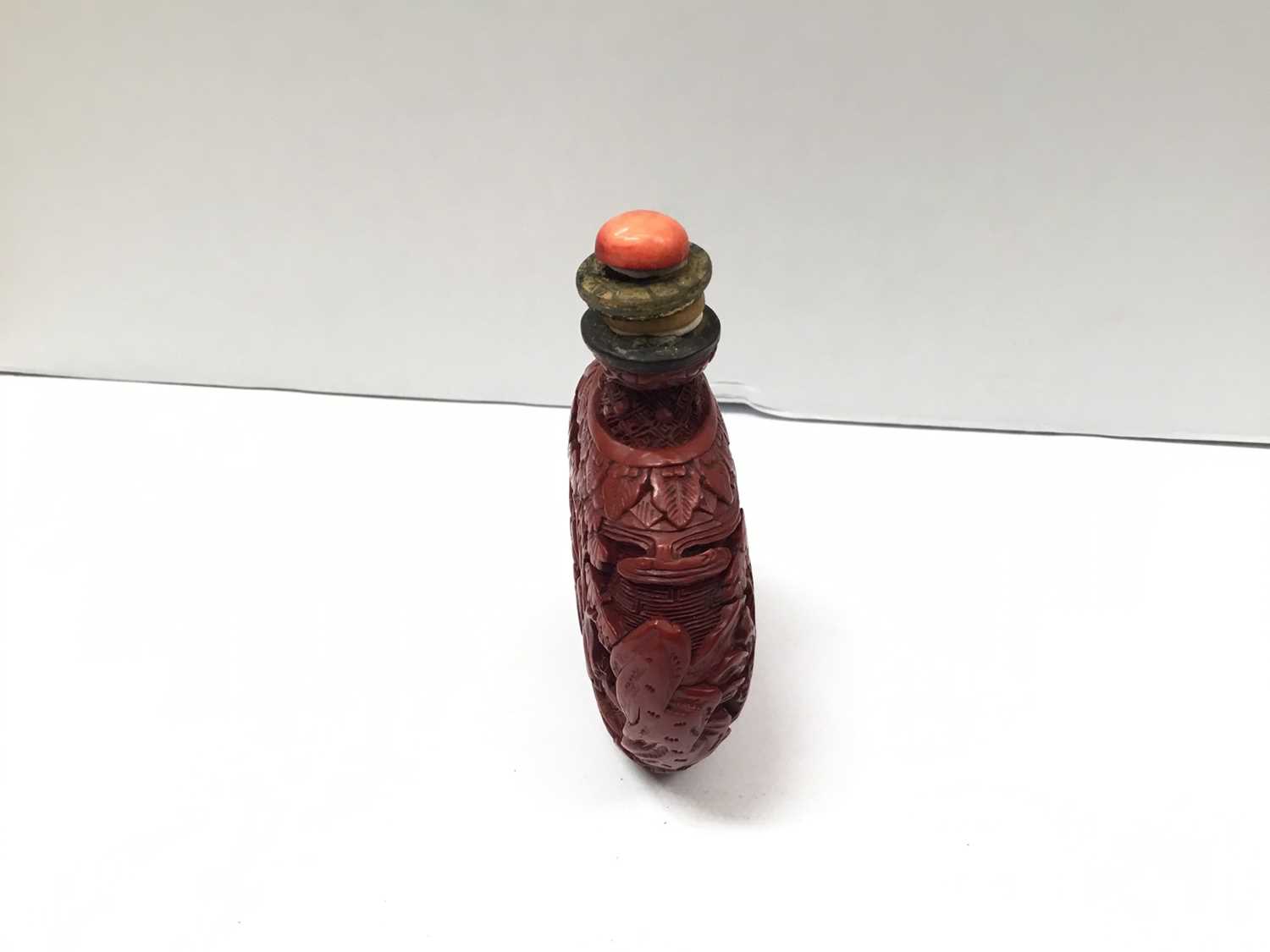 Finely carved cinnabar lacquer snuff bottle - Image 6 of 7