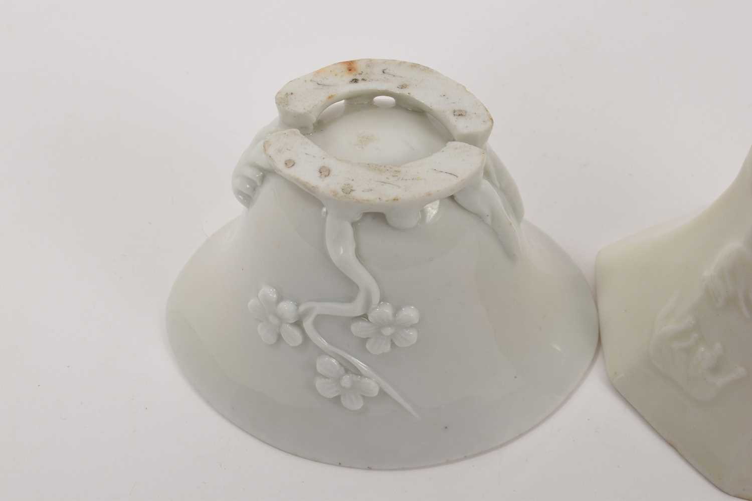 Two Chinese blanc-de-chine libation cups - Bild 4 aus 8