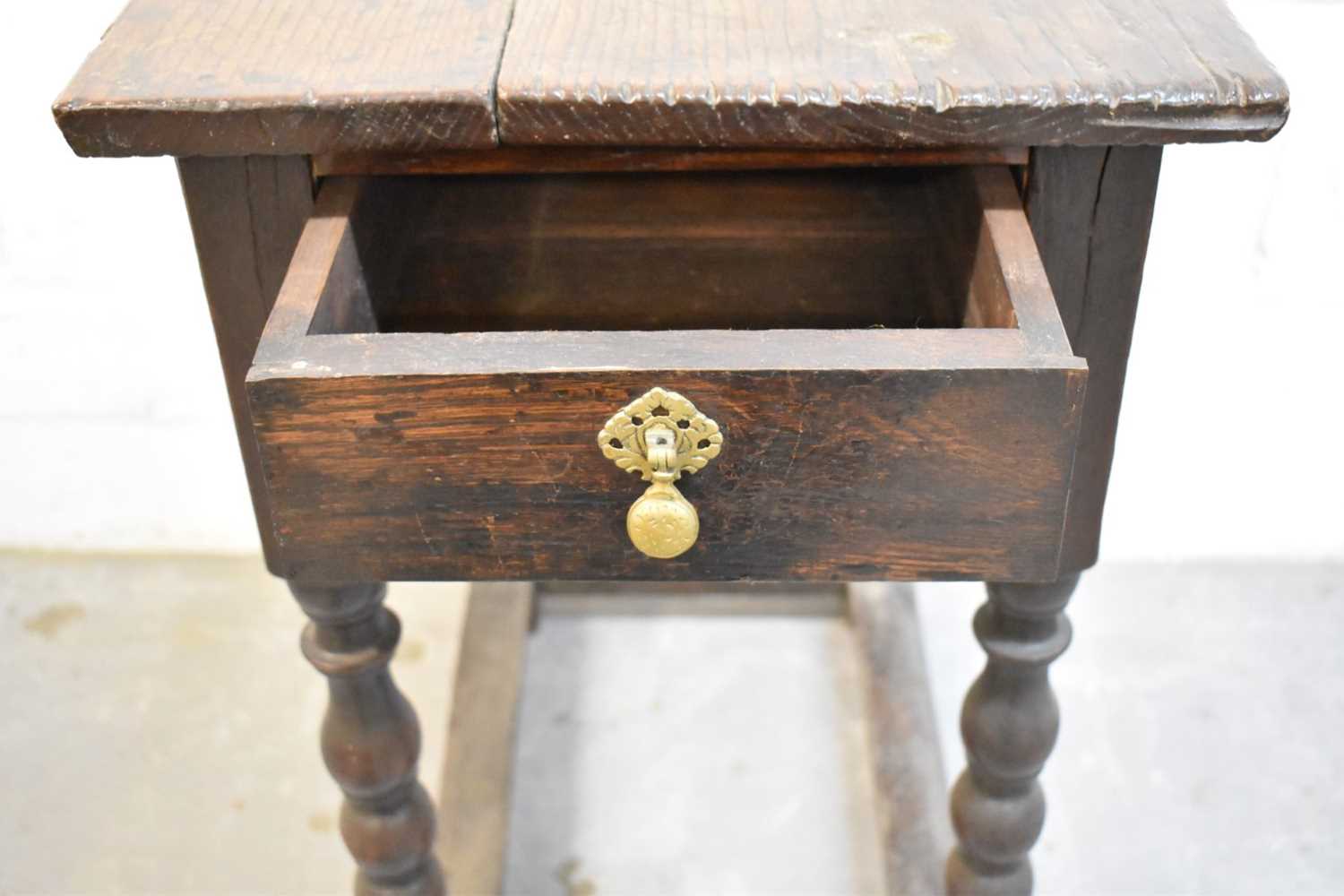 Late 17th century oak side table - Image 6 of 6