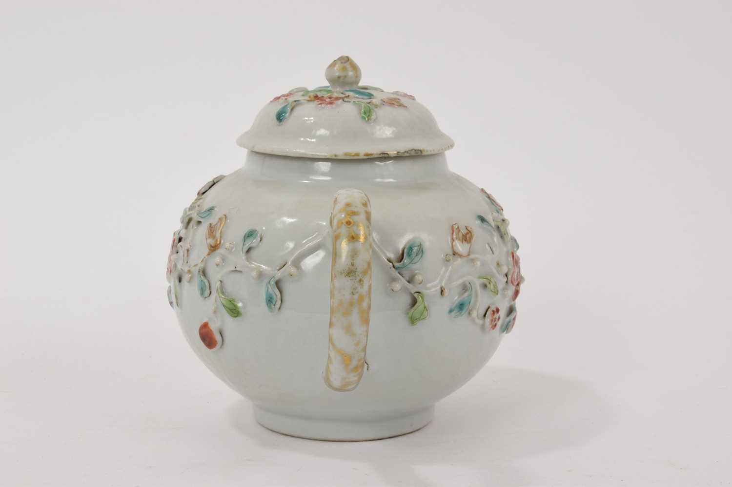 18th century Chinese export porcelain teapot and cover - Image 4 of 8