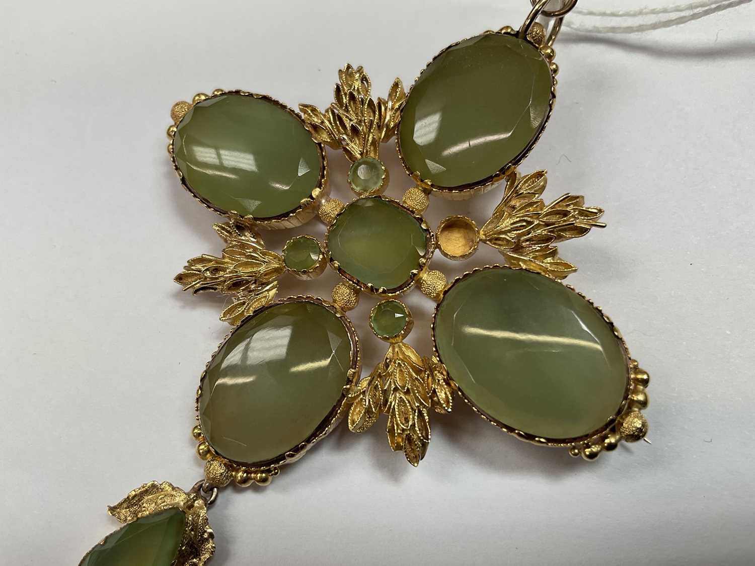 Regency-style gold and green stone pendant/brooch - Image 5 of 5