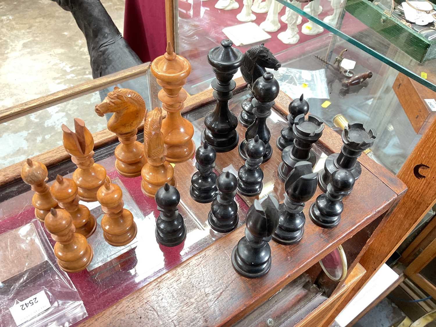 Gold quality Staunton type chess set, the king 10cm high - Image 5 of 5