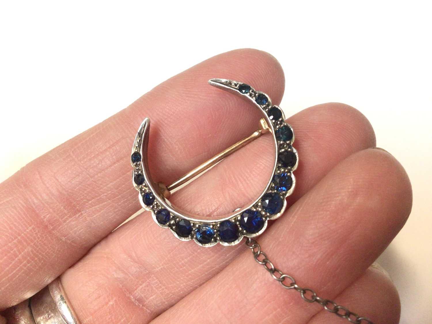 Victorian sapphire crescent brooch with fifteen graduated round mixed cut blue sapphires in a yellow - Image 3 of 3