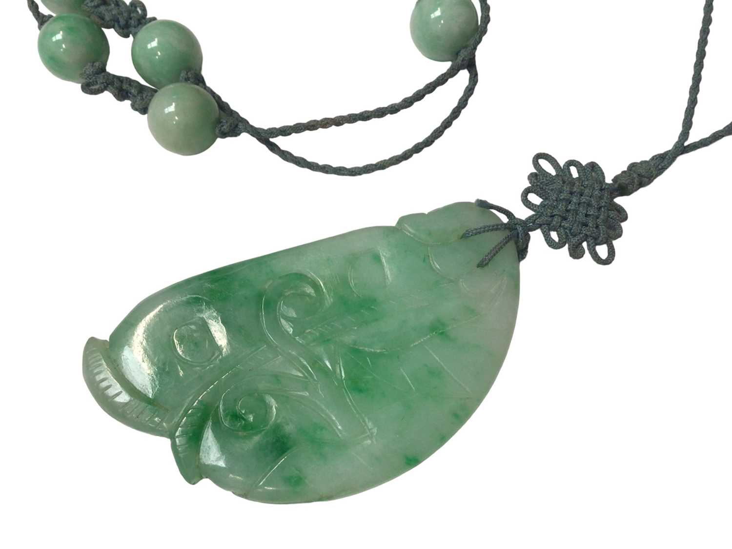 Carved green hard stone/jade floral panel in 9ct gold ring mount, carved green hard stone/ jade foli - Image 4 of 17