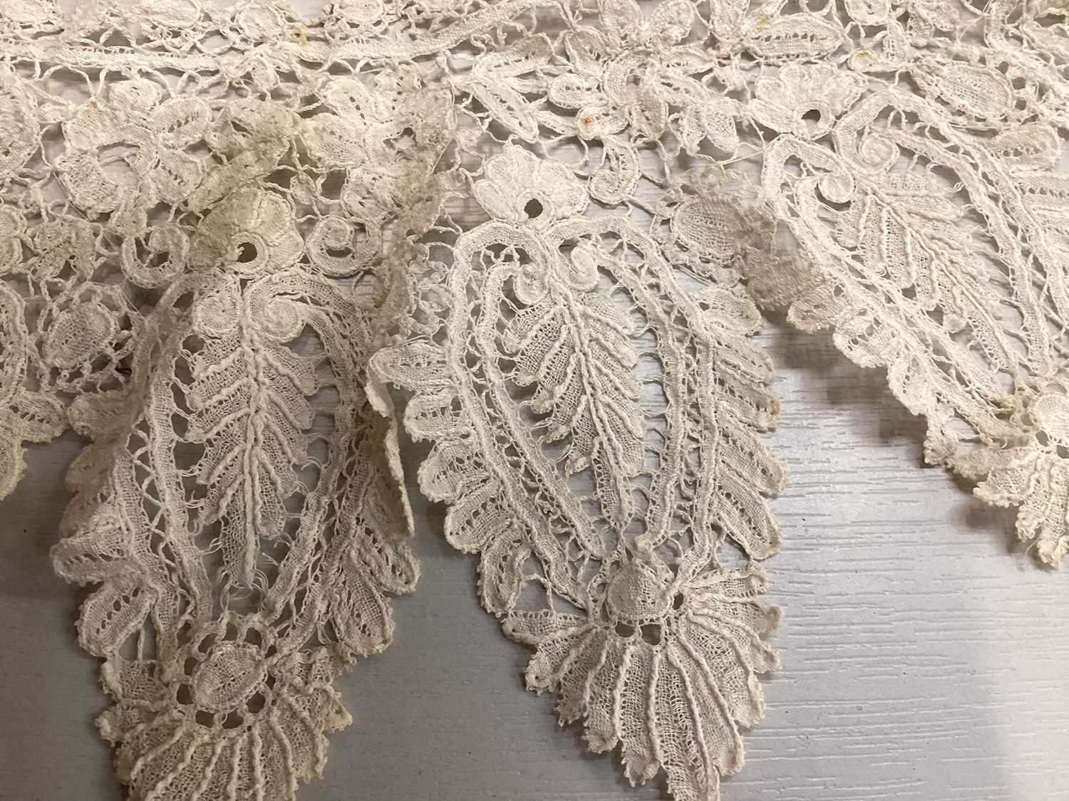 Antique and later handmade lace collars including Brussels, Carrickmacross, - Image 3 of 16