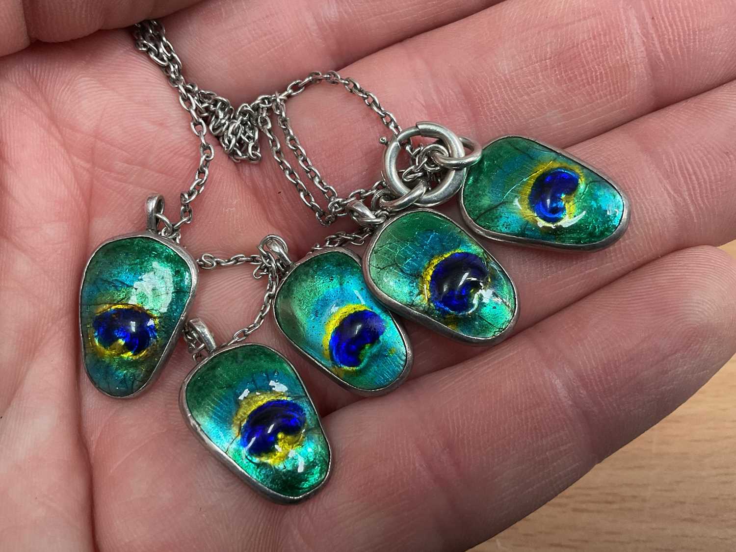 Art Nouveau style white metal and enamel necklace with five suspended pendants resembling peacock fe - Image 4 of 4