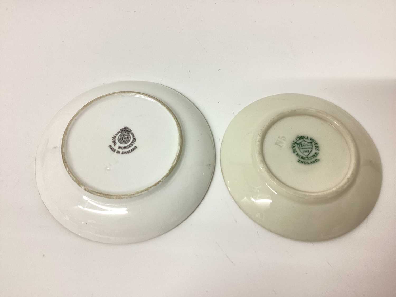 Group of Worcester porcelain to include a dish painted by Stinton (6 items) - Image 3 of 12
