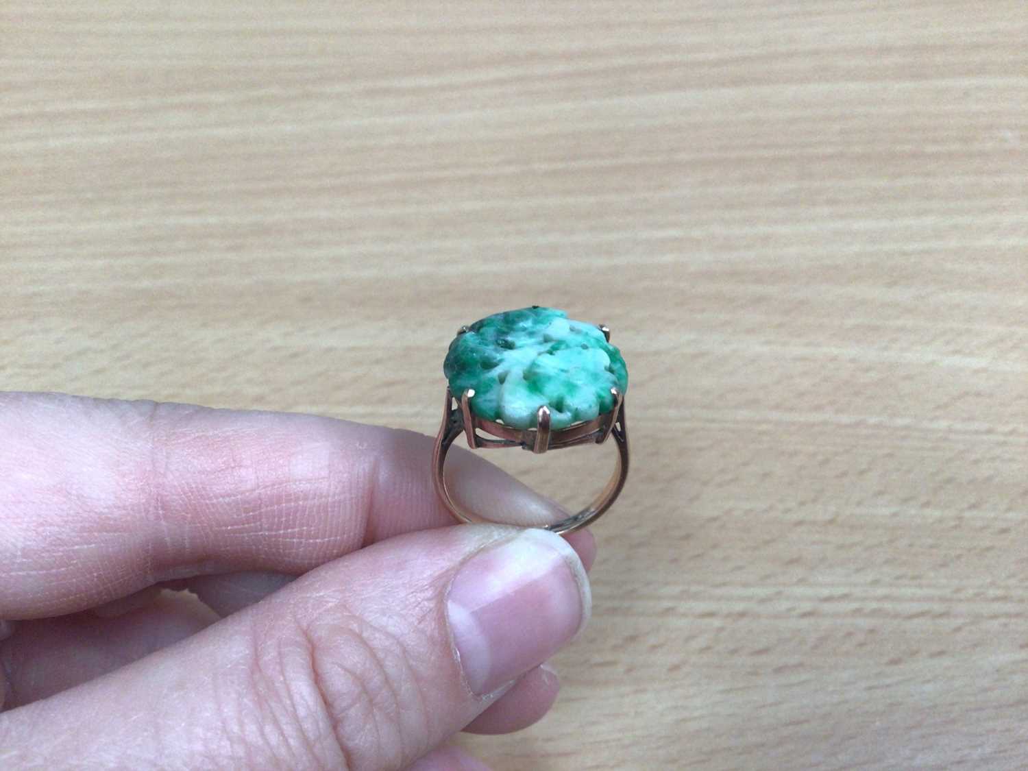 Carved green hard stone/jade floral panel in 9ct gold ring mount, carved green hard stone/ jade foli - Image 10 of 17