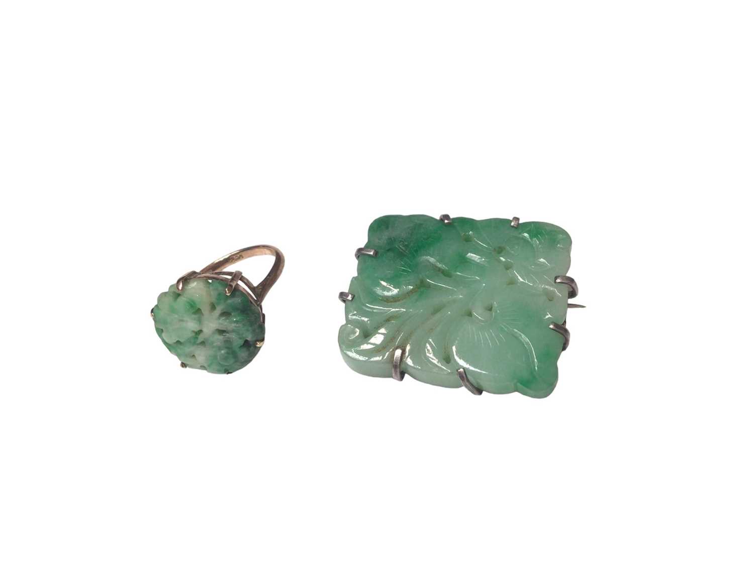 Carved green hard stone/jade floral panel in 9ct gold ring mount, carved green hard stone/ jade foli - Image 2 of 17