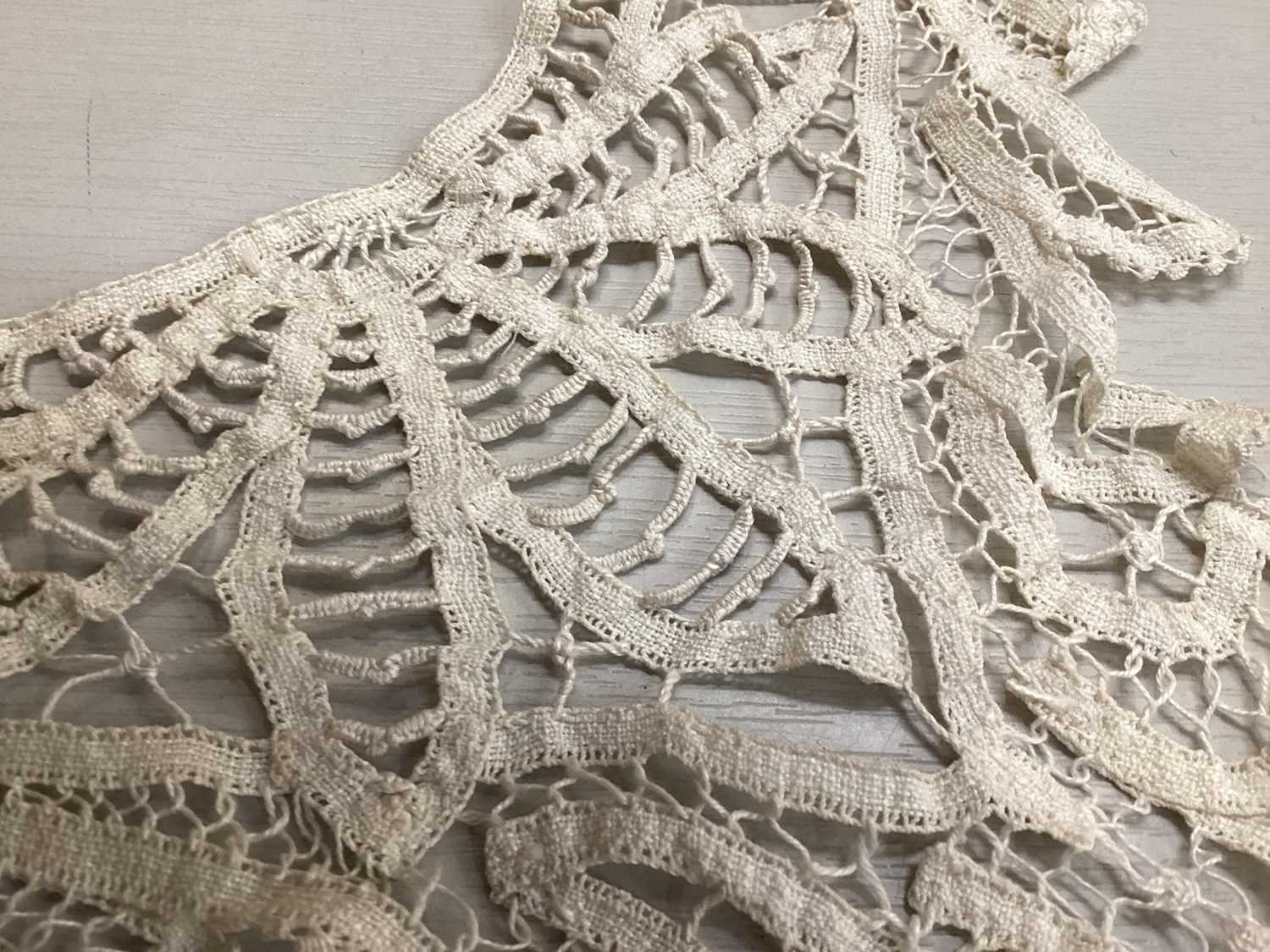 Antique and later handmade lace collars including Brussels, Carrickmacross, - Image 15 of 16
