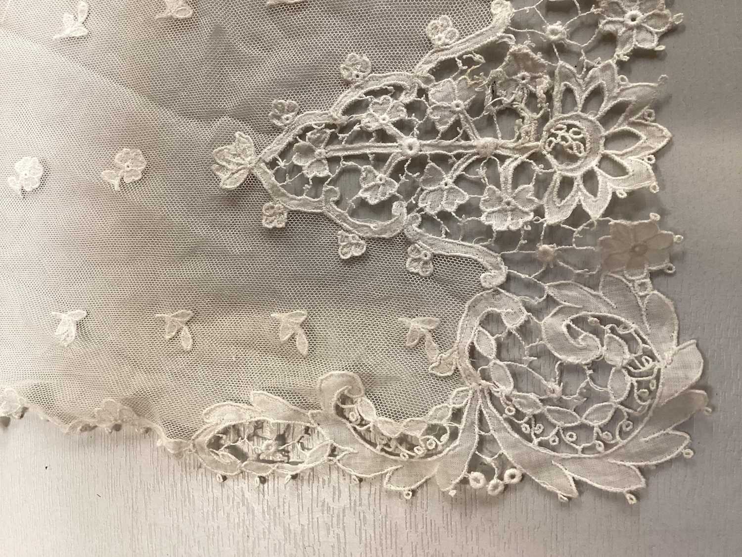Antique and later handmade lace collars including Brussels, Carrickmacross, - Image 13 of 16
