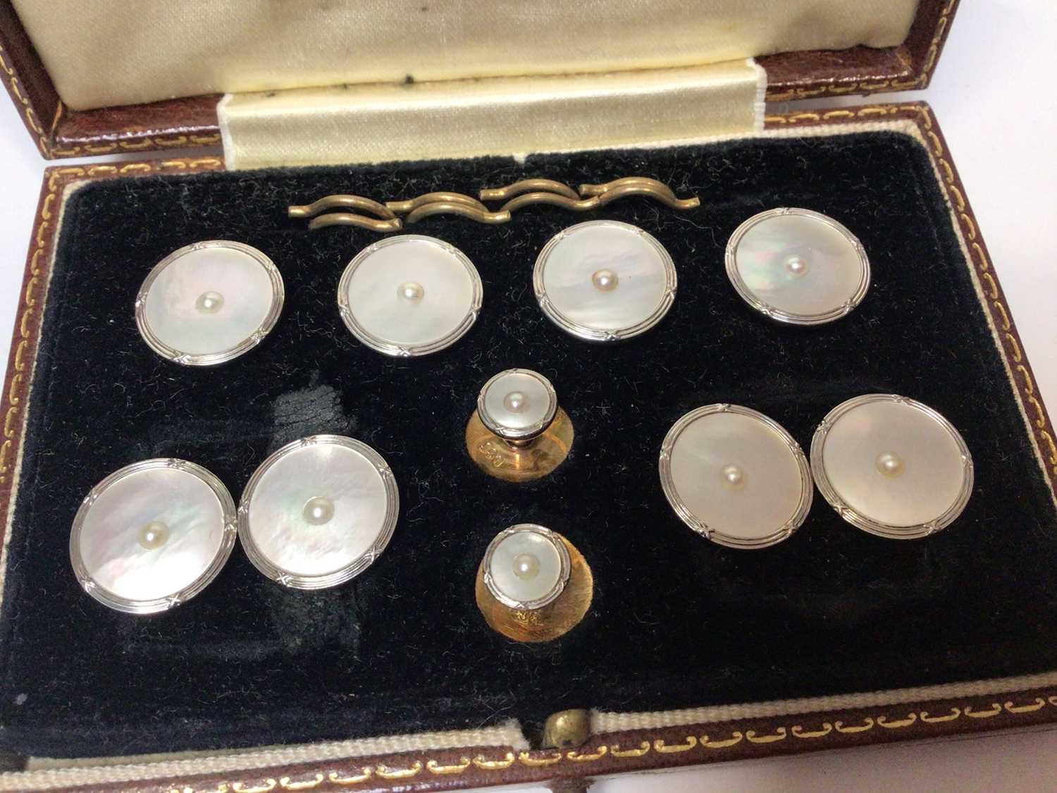Set of 9ct gold and platinum, mother of pearl and seed pearl dress studs and cufflinks, in fitted le - Image 2 of 3