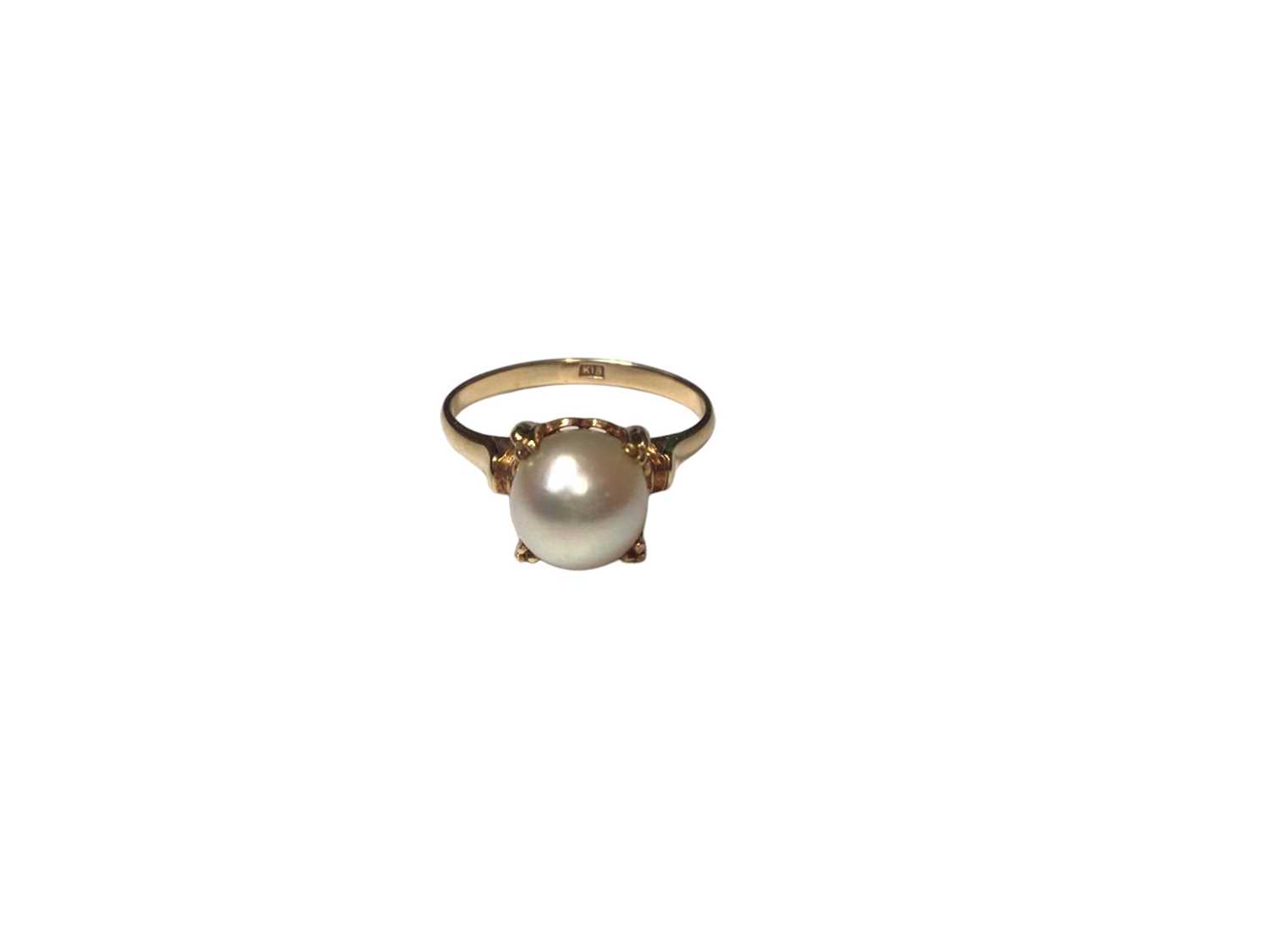 18ct gold single stone cultured pearl ring in four claw setting, size L