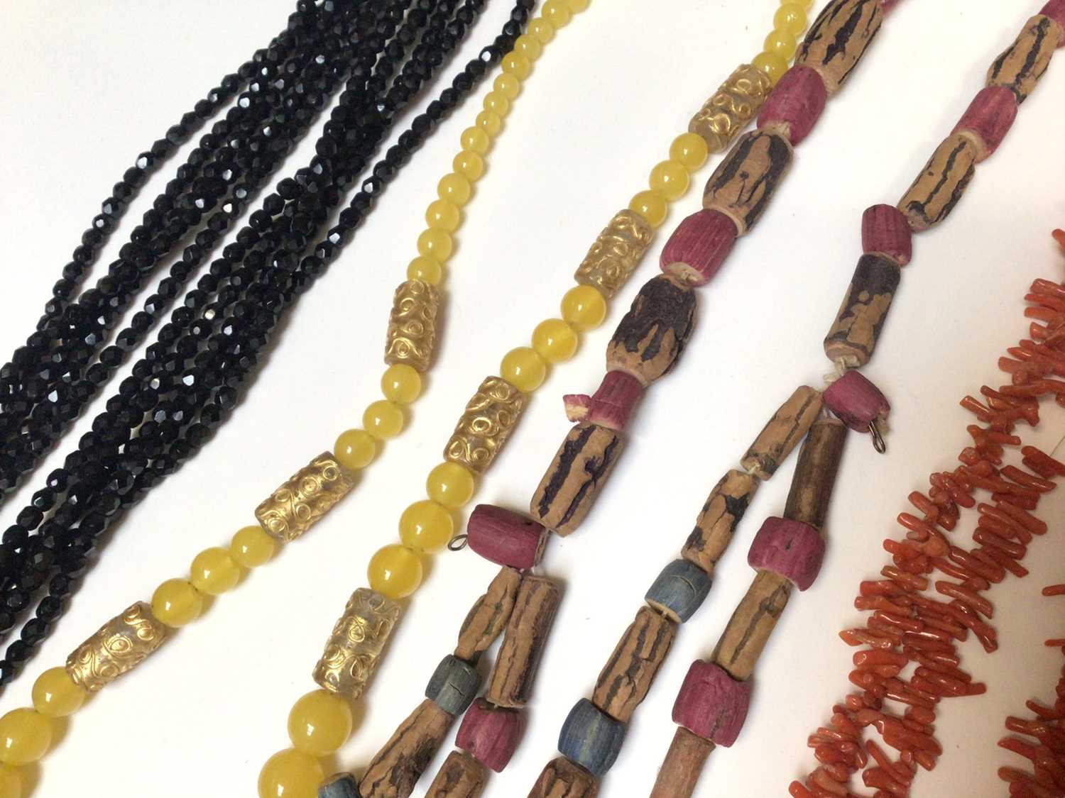 Two antique coral necklaces, other vintage bead necklaces, jet and banded agate beads/pieces - Image 2 of 6