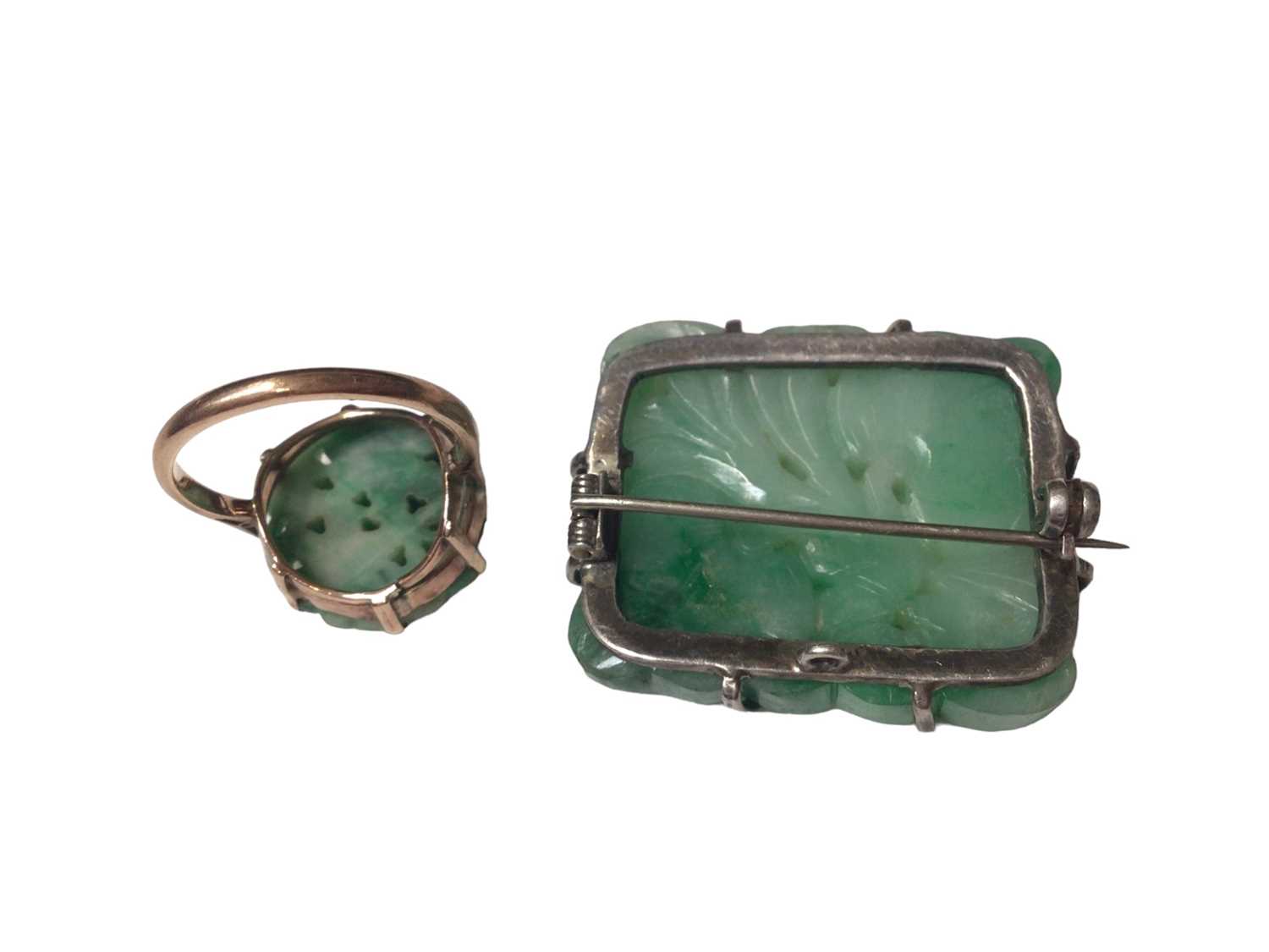 Carved green hard stone/jade floral panel in 9ct gold ring mount, carved green hard stone/ jade foli - Image 3 of 17