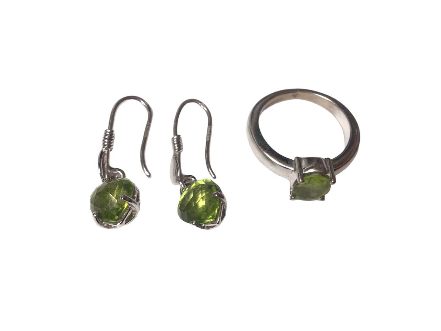 18ct white gold peridot ring and a similar pair of earrings - Image 2 of 4