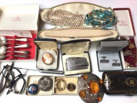 Group of vintage costume jewellery and bijouterie