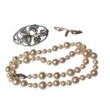 Art Nouveau 9ct gold brooch, a silver stylised ivy leaf brooch and a cultured pearl necklace (3)