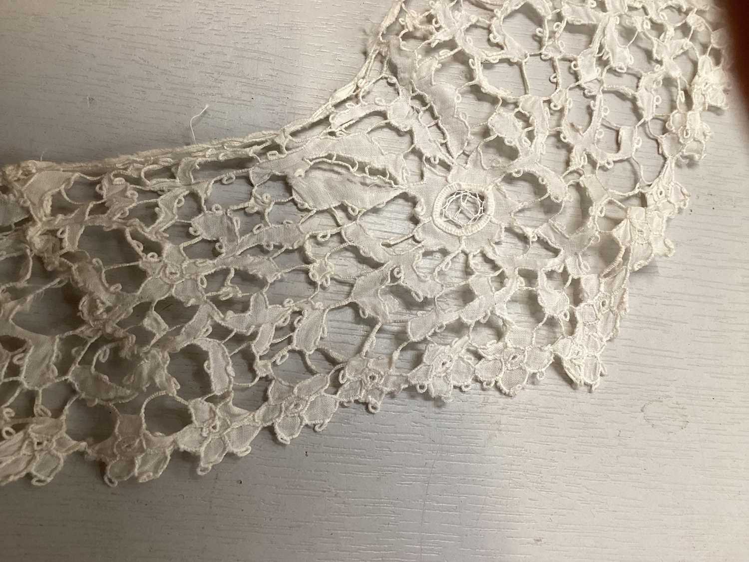 Antique and later handmade lace collars including Brussels, Carrickmacross, - Image 5 of 16