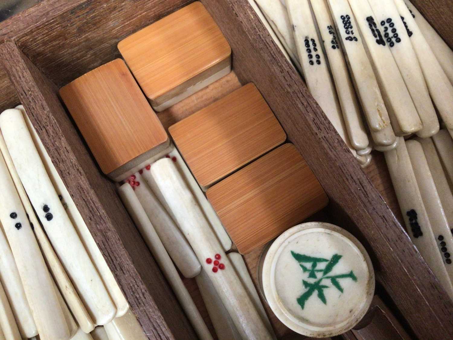 Chinese bone and bamboo Mahjong set in a carved wooden case - Image 20 of 21