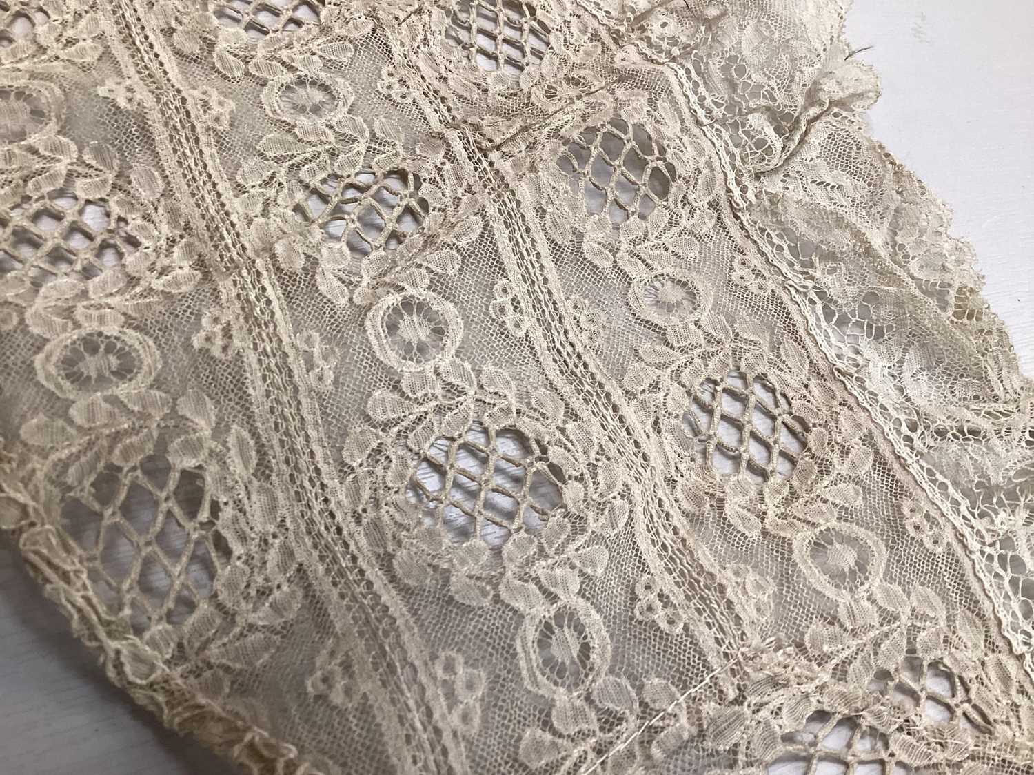 Antique and later handmade lace collars including Brussels, Carrickmacross, - Image 14 of 16