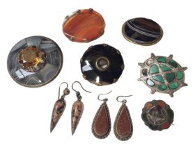 Group of antique agate and hardstone jewellery to include a Victorian Scottish silver and agate this