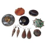 Group of antique agate and hardstone jewellery to include a Victorian Scottish silver and agate this