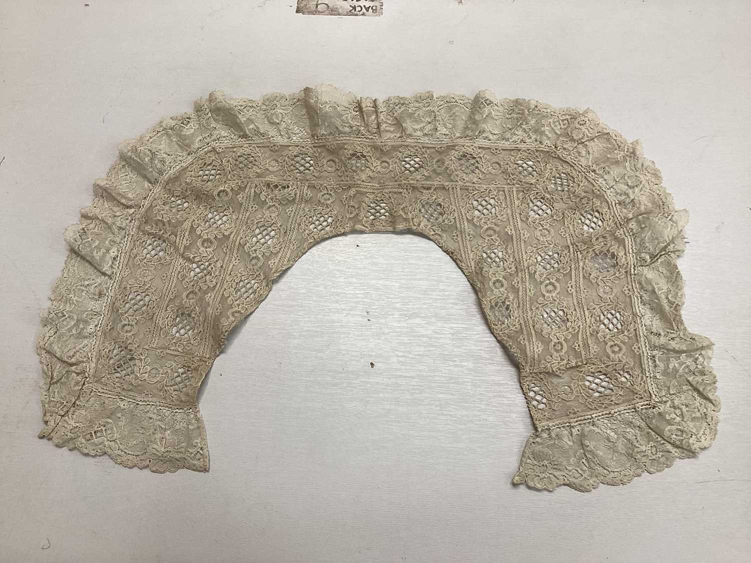 Antique and later handmade lace collars including Brussels, Carrickmacross, - Image 11 of 16