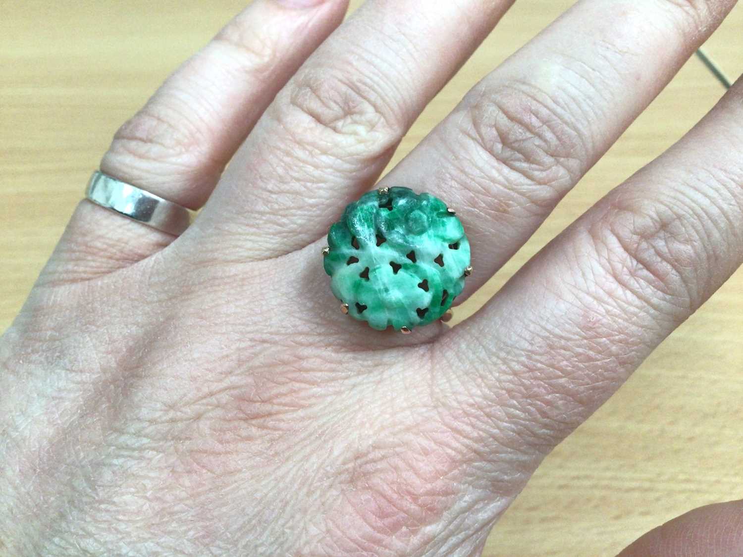 Carved green hard stone/jade floral panel in 9ct gold ring mount, carved green hard stone/ jade foli - Image 9 of 17
