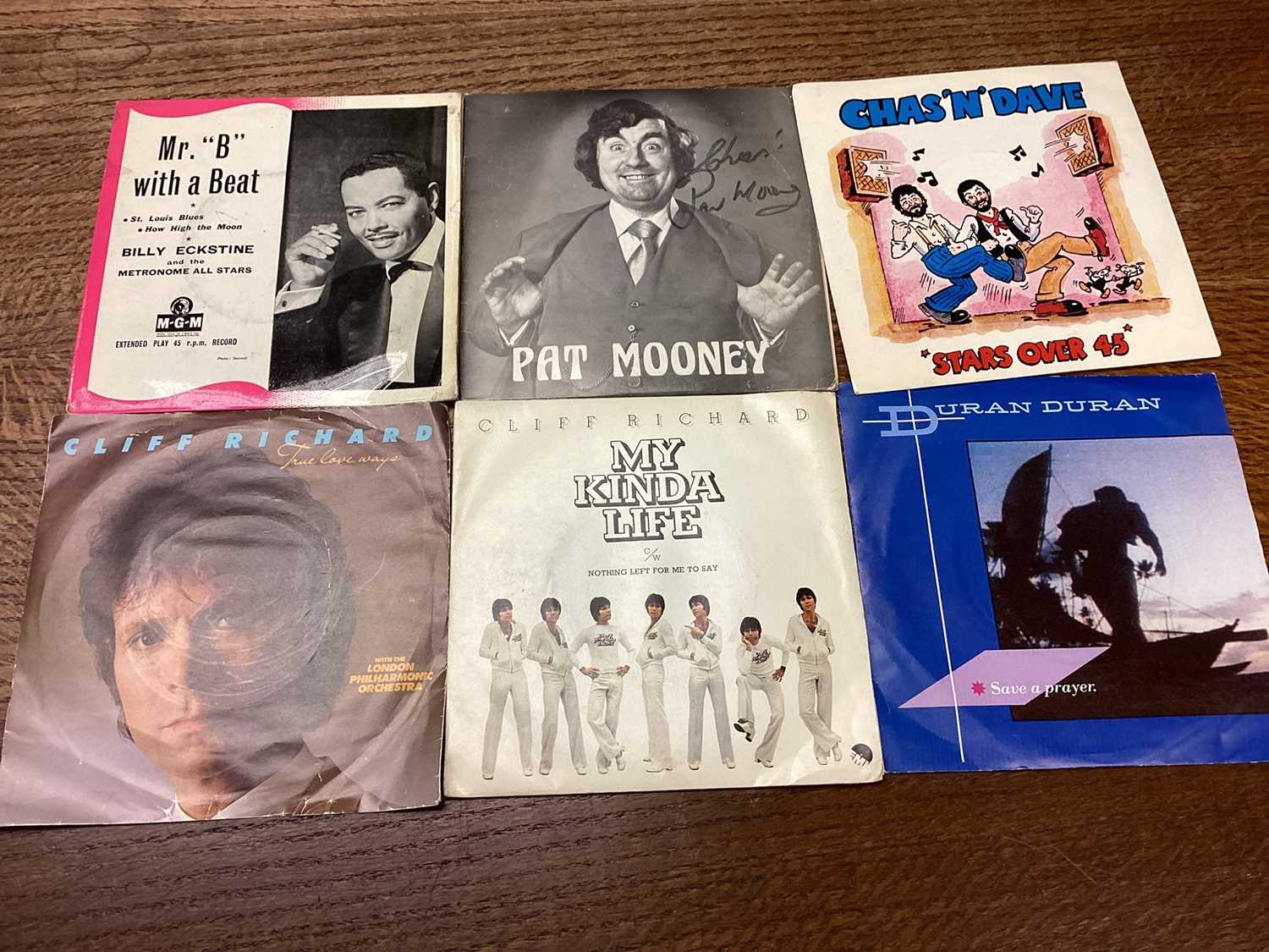 Box of single records including Capitols, Impressions, Isley Brothers, Bob Dylan, Crystals, Beatles, - Image 2 of 8