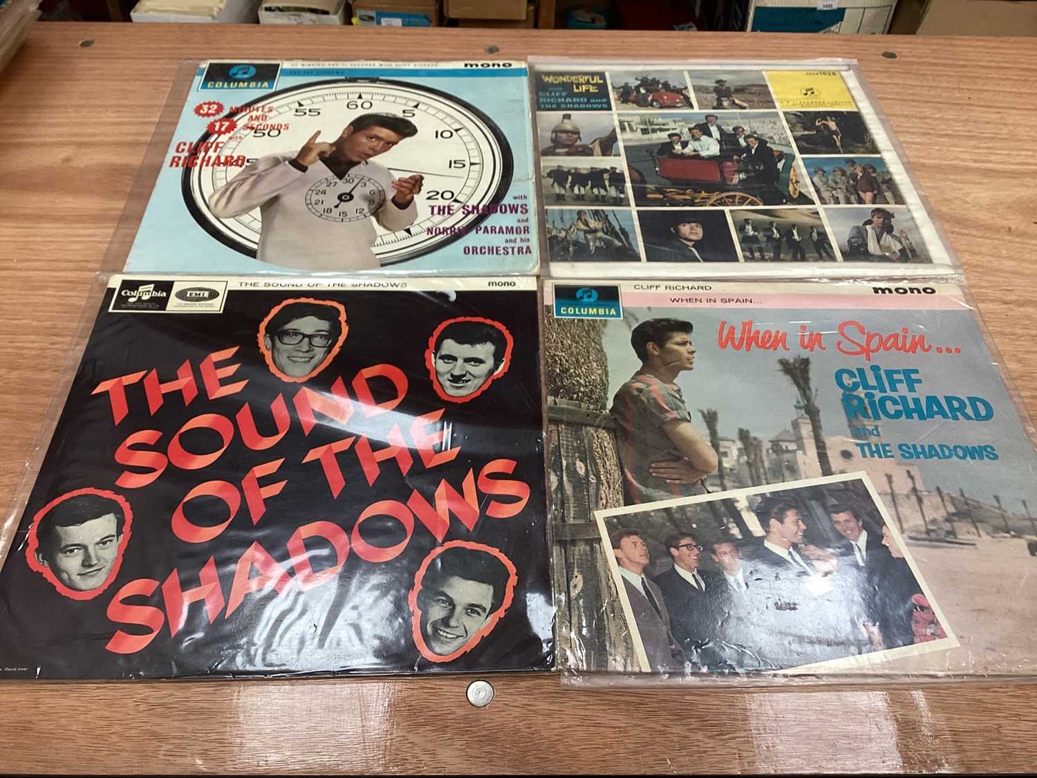 Collection of 1960s and later records including Elvis, Roy Orbison, Cliff Richard etc (1 box) - Image 15 of 20