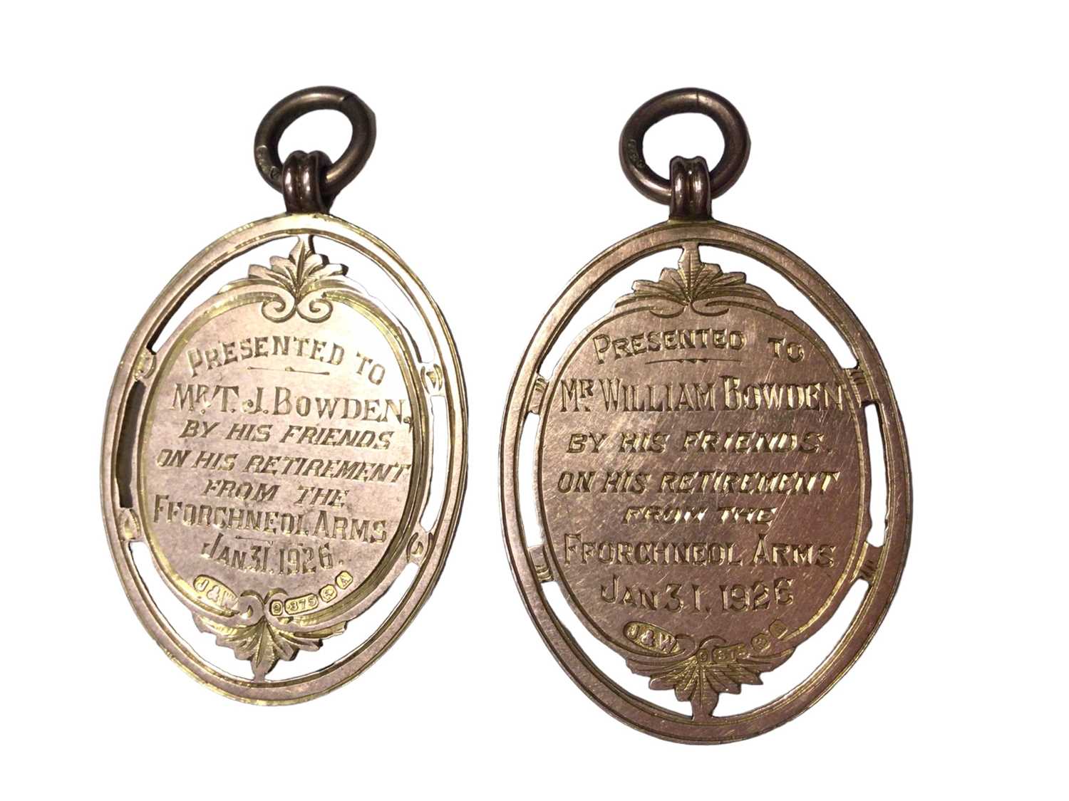 Pair of unusual 9ct gold publicans' pendant fobs engraved with the Fforchneol Arms - Image 2 of 2