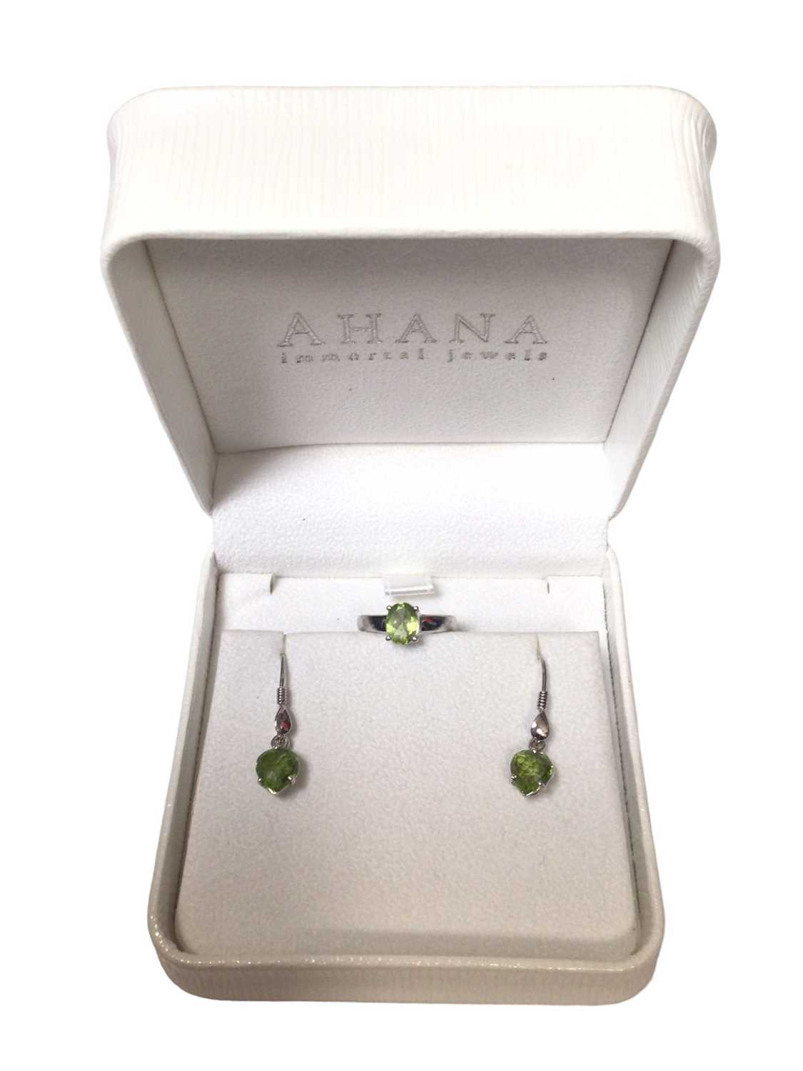 18ct white gold peridot ring and a similar pair of earrings - Image 3 of 4