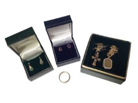 Group of 9ct gold jewellery to include a wedding ring, two pendants on chains and two pairs of gem s
