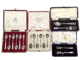 Set of six Elizabeth II silver tea spoons in a fitted case, (Sheffield 1962), together with another