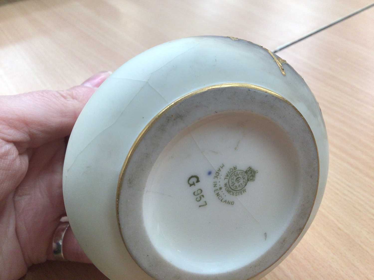 Group of Worcester porcelain to include a dish painted by Stinton (6 items) - Image 11 of 12