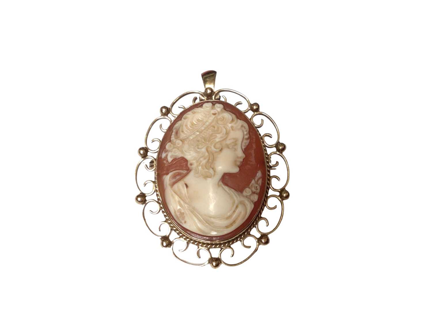 Carved shell cameo pendant/brooch in 9ct gold mount, 45mm.