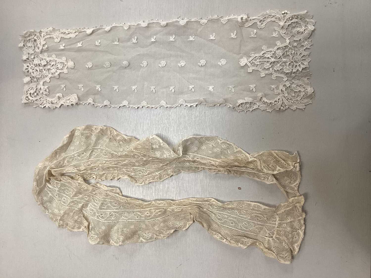Antique and later handmade lace collars including Brussels, Carrickmacross, - Image 7 of 16