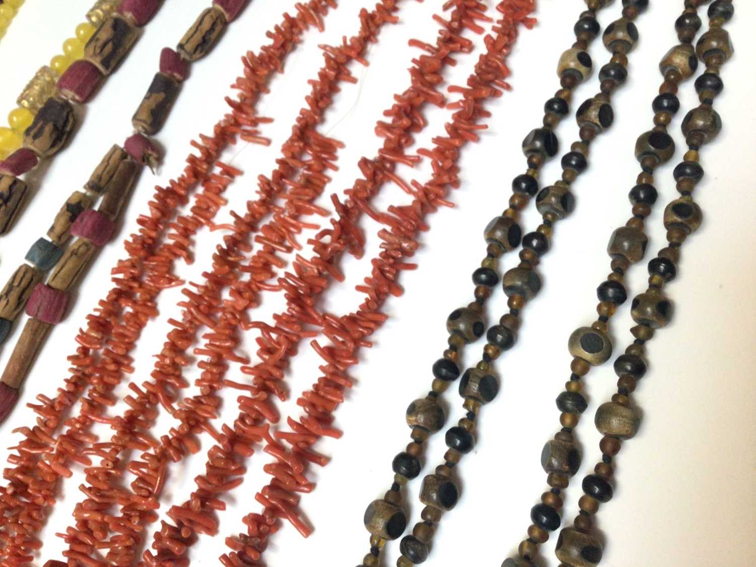 Two antique coral necklaces, other vintage bead necklaces, jet and banded agate beads/pieces - Image 3 of 6