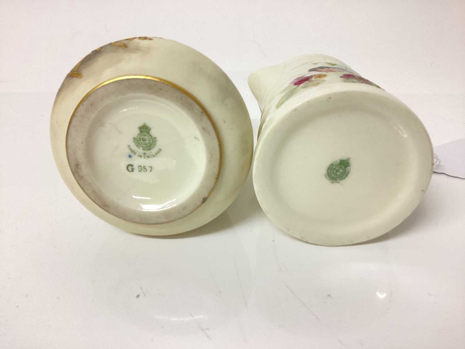 Group of Worcester porcelain to include a dish painted by Stinton (6 items) - Image 7 of 12