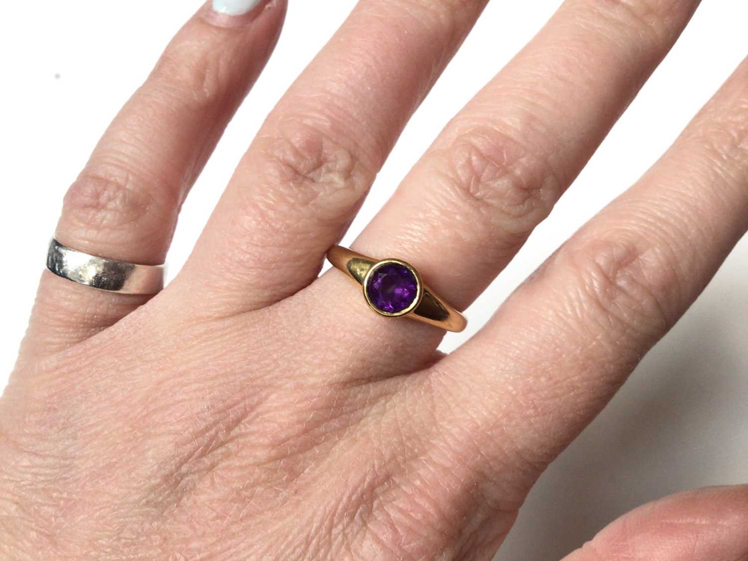 18ct gold amethyst single stone ring - Image 4 of 4