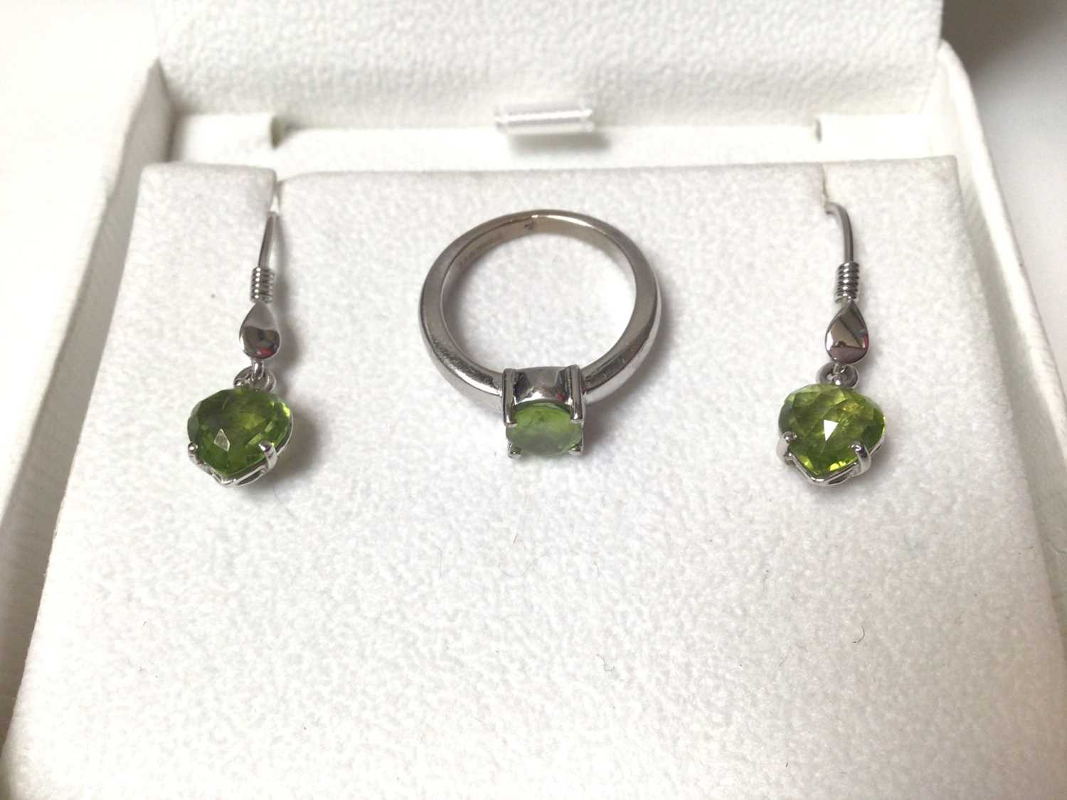 18ct white gold peridot ring and a similar pair of earrings - Image 4 of 4