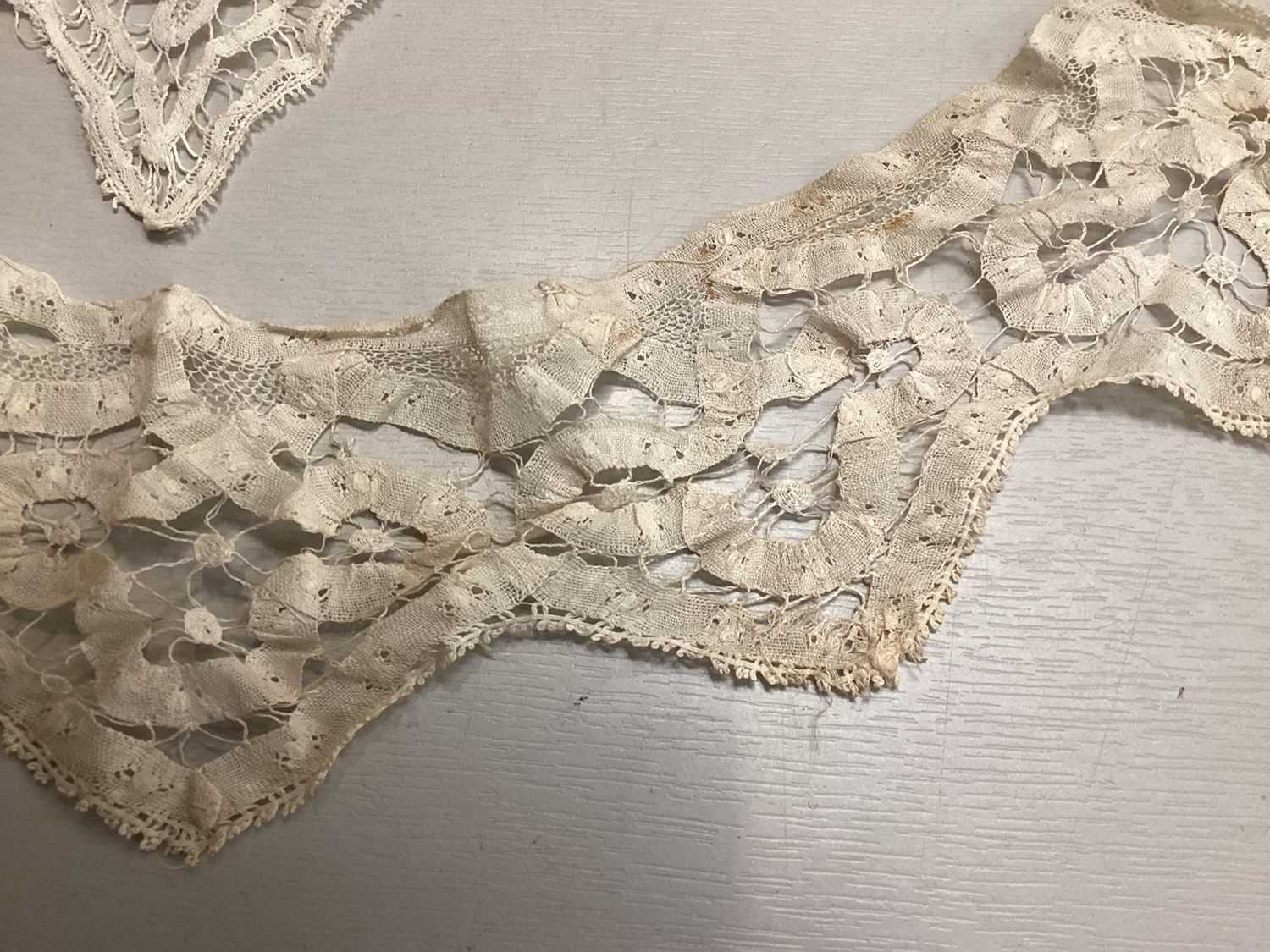 Antique and later handmade lace collars including Brussels, Carrickmacross, - Image 9 of 16