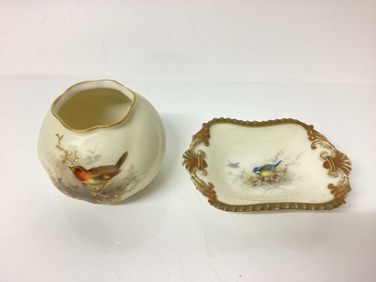 Group of Worcester porcelain to include a dish painted by Stinton (6 items) - Image 4 of 12