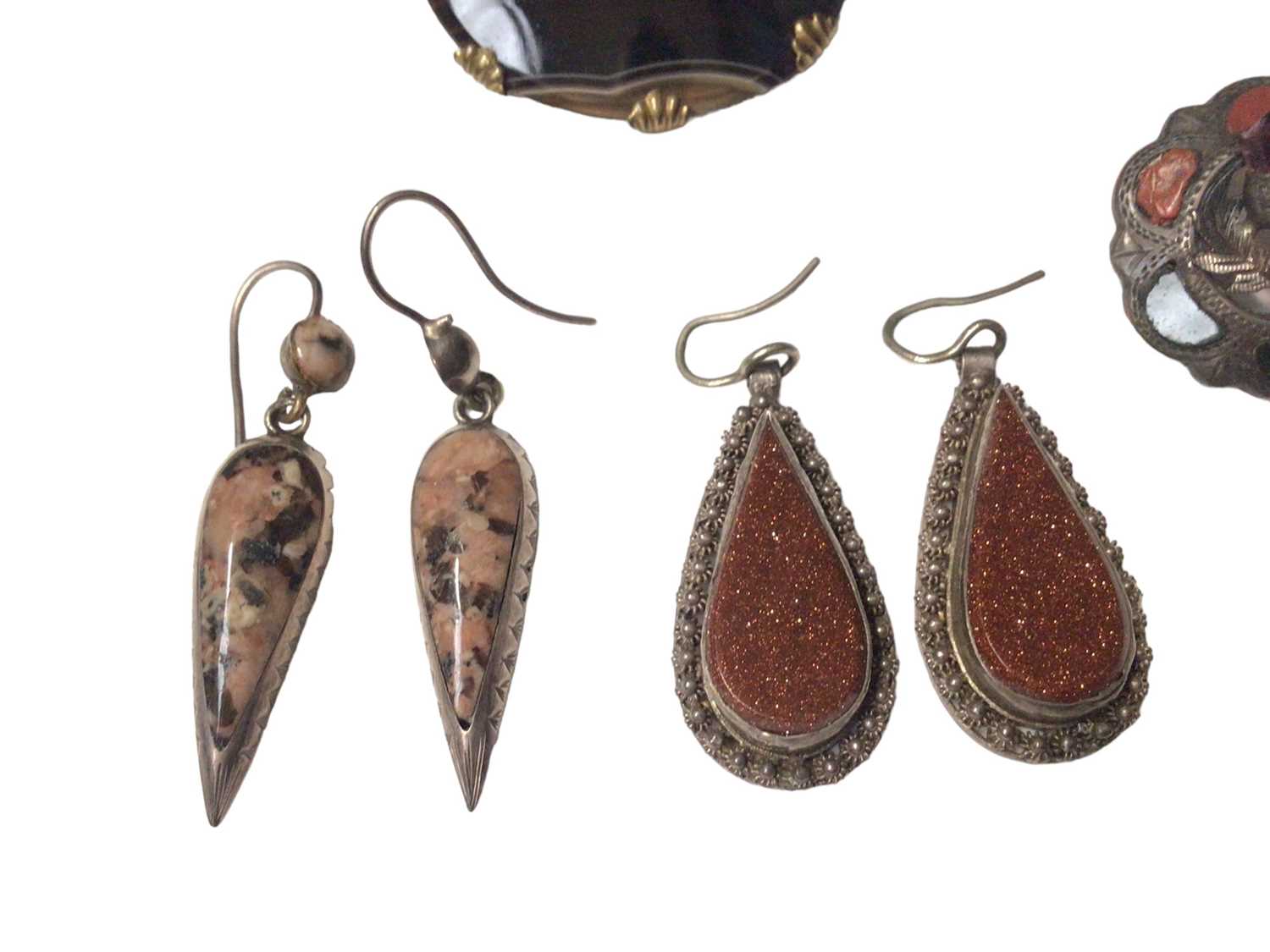 Group of antique agate and hardstone jewellery to include a Victorian Scottish silver and agate this - Image 5 of 6