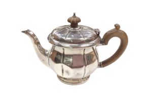 George V silver bachelors teapot with fruitwood handle and finial, (London 1923).