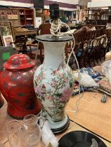 Attractive Chinese vase table lamp