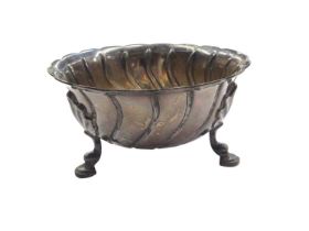 Silver sugar bowl raised on three hoof feet (London 1902) 13cm diameter