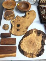 Group of treen items including two chopping boards with carved mouse design